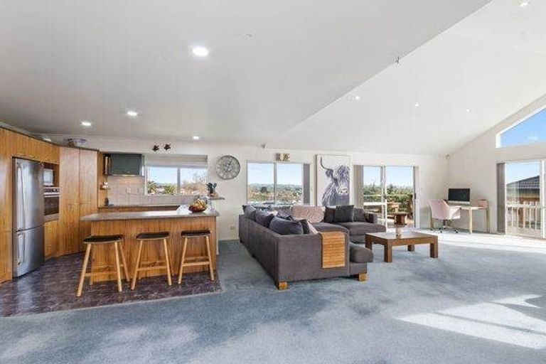 Photo of property in 17 Bella Villa Drive, Waiuku, 2123