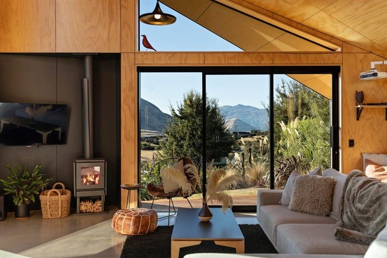 Photo of property in 14 Caithness Court, Jacks Point, Queenstown, 9371