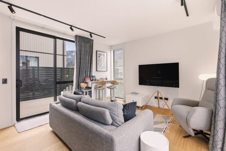 Photo of property in 33 Casterway Crescent, Jacks Point, 9371