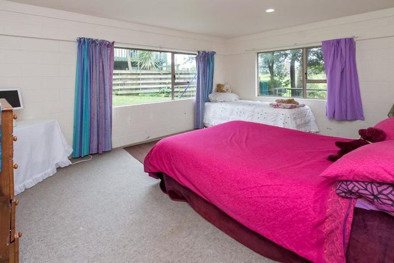 Photo of property in 16 Birman Close, Half Moon Bay, Auckland, 2012