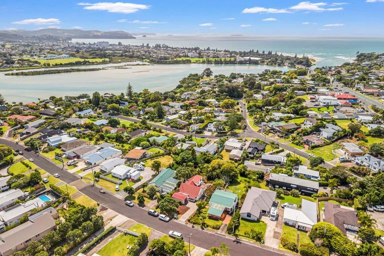 Photo of property in 11 Moffat Road, Red Beach, 0932