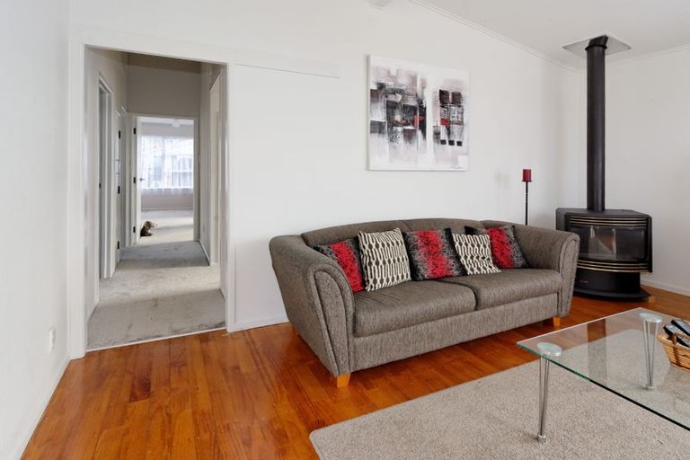 Photo of property in 2 Castleford Street, Green Bay, Auckland, 0604