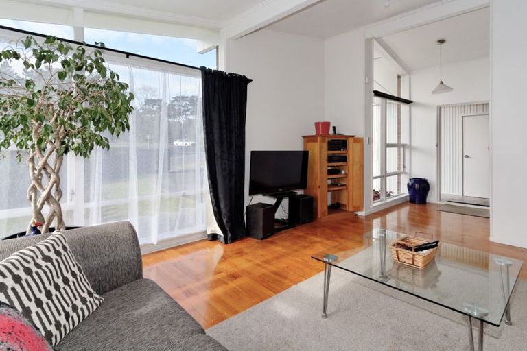 Photo of property in 2 Castleford Street, Green Bay, Auckland, 0604