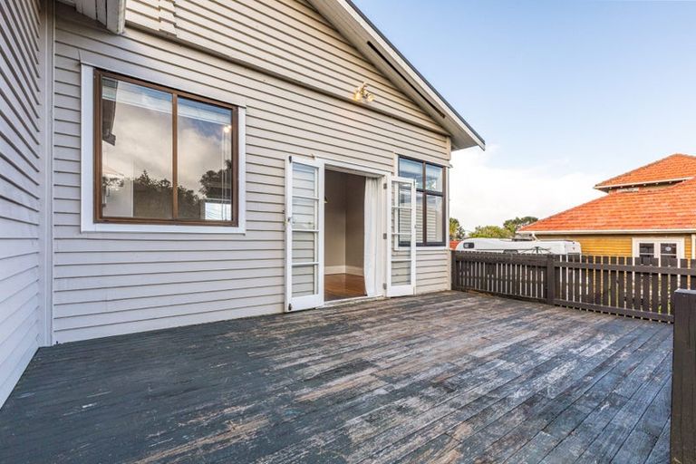 Photo of property in 19 Old Lake Road, Narrow Neck, Auckland, 0624