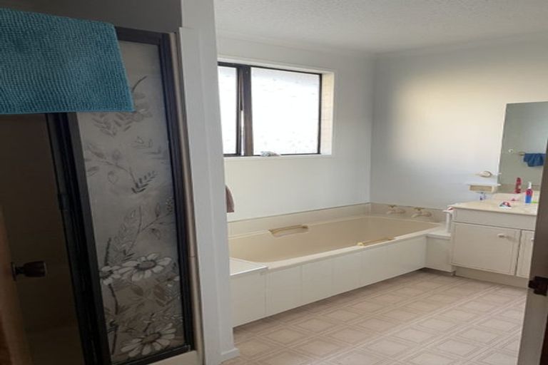 Photo of property in 1/2 Sunbeam Place, Halswell, Christchurch, 8025