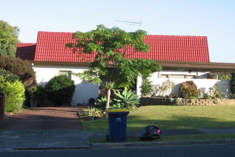 Photo of property in 10 Oaktree Avenue, Browns Bay, Auckland, 0630