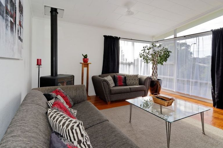 Photo of property in 2 Castleford Street, Green Bay, Auckland, 0604