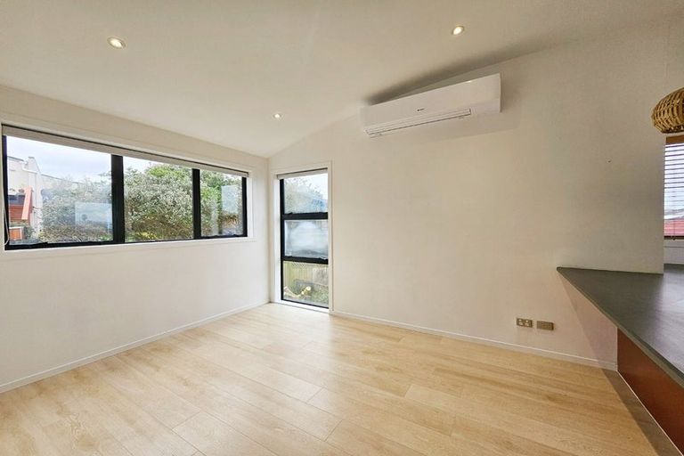 Photo of property in 137 Wiseley Road, West Harbour, Auckland, 0618