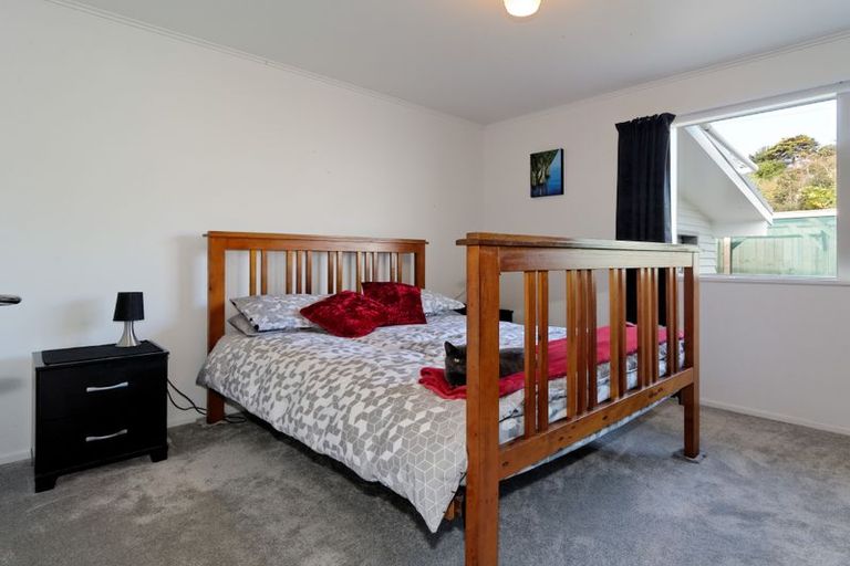 Photo of property in 2 Castleford Street, Green Bay, Auckland, 0604