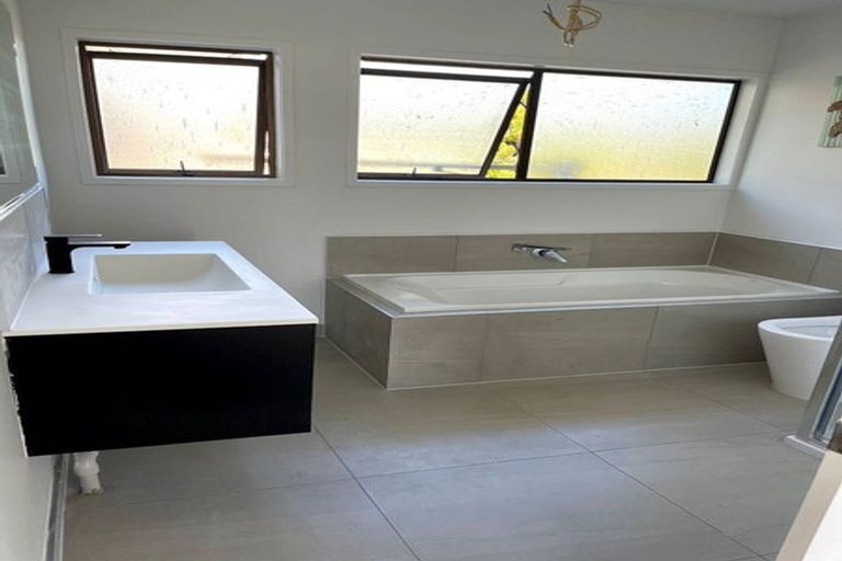 Photo of property in 1425 Whangaparaoa Road, Army Bay, Whangaparaoa, 0930