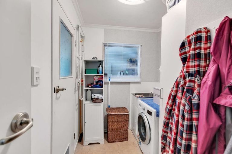 Photo of property in 16 Antrim Place, Hokowhitu, Palmerston North, 4410