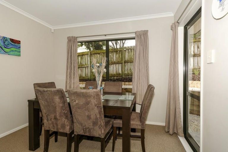 Photo of property in 10a Rena Place, West Harbour, Auckland, 0618