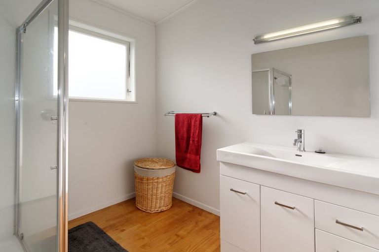 Photo of property in 2 Castleford Street, Green Bay, Auckland, 0604