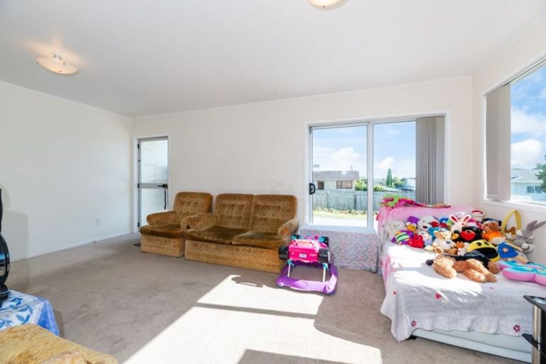 Photo of property in 1/15 Frobisher Way, Clendon Park, Auckland, 2103