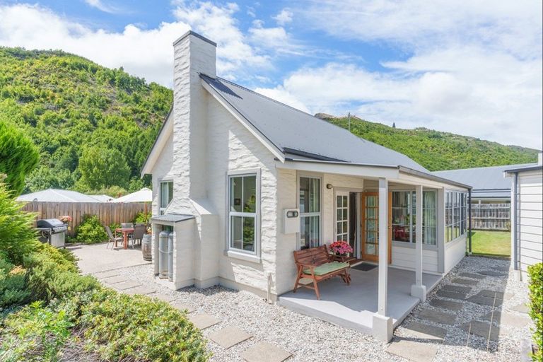 Photo of property in 12 Fletcher Way, Arrowtown, 9302