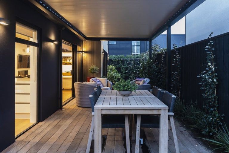 Photo of property in 21 Aikmans Road, Merivale, Christchurch, 8014