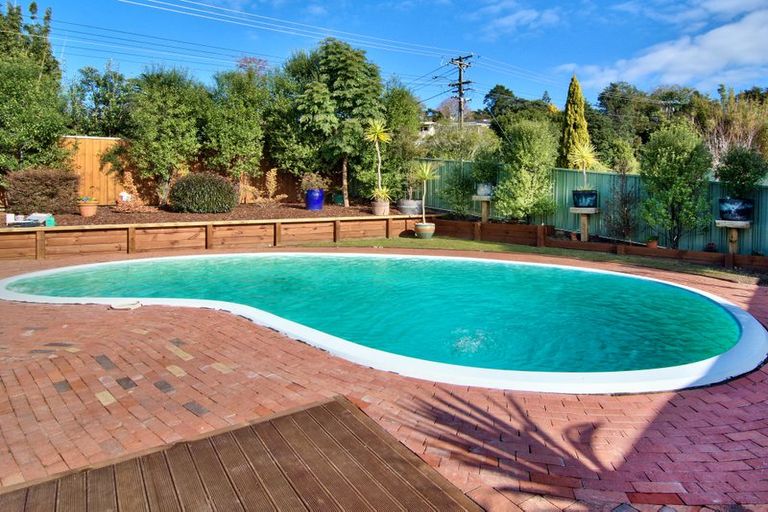 Photo of property in 2 Castleford Street, Green Bay, Auckland, 0604