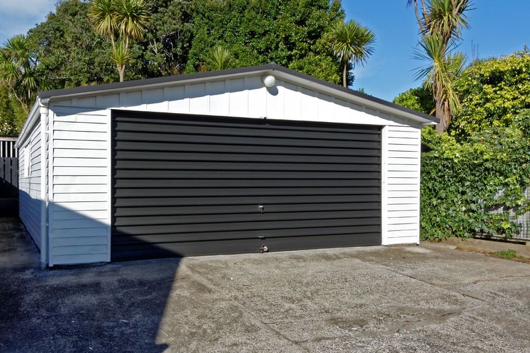 Photo of property in 66 Cliff View Drive, Green Bay, Auckland, 0604