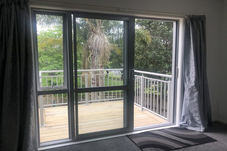 Photo of property in 2/4 John Jennings Drive, Oteha, Auckland, 0632