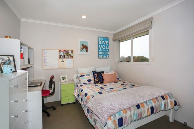 Photo of property in 2 Bob Craig Place, Pukekohe, 2120