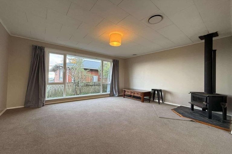 Photo of property in 52 Ruskin Road, Newlands, Wellington, 6037