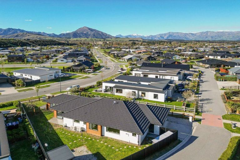 Photo of property in 40 Marbleleaf Lane, Albert Town, Wanaka, 9305