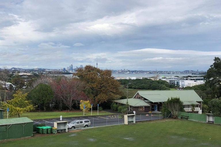 Photo of property in Frank Sargeson Apts, 205/80 Anzac Street, Takapuna, Auckland, 0622