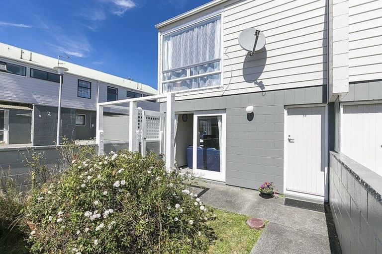 Photo of property in Lynbrae Court Flats, 17/4 Dr Taylor Terrace, Johnsonville, Wellington, 6037