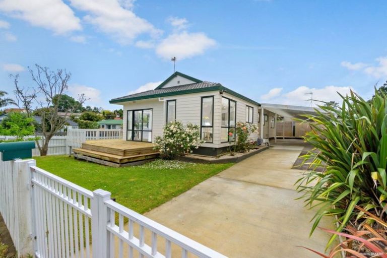 Photo of property in 1 Clarion Place, Glendene, Auckland, 0602