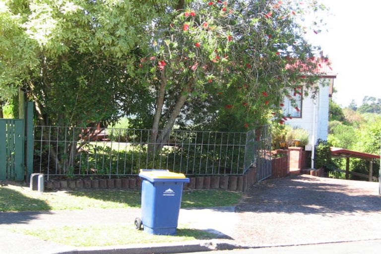 Photo of property in 43 Deverell Place, Northcross, Auckland, 0632