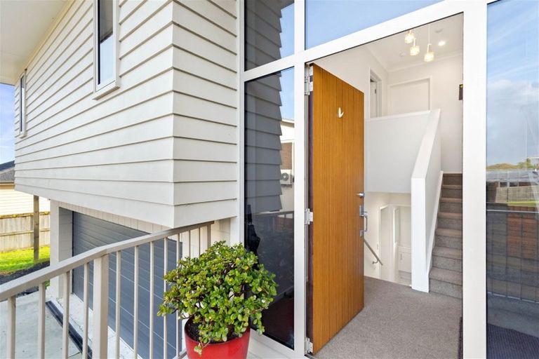 Photo of property in 27a Kirrie Avenue, Te Atatu South, Auckland, 0610