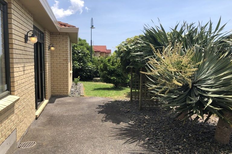 Photo of property in 2 Ballyward Close, East Tamaki, Auckland, 2013