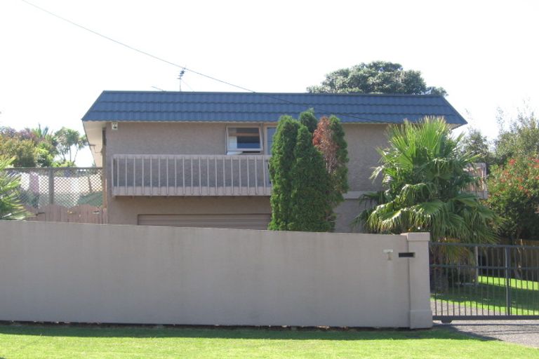 Photo of property in 1 Scarboro Terrace, Murrays Bay, Auckland, 0630