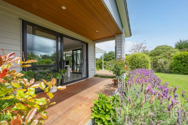 Photo of property in 15 Vogwill Road, Kumeu, 0810