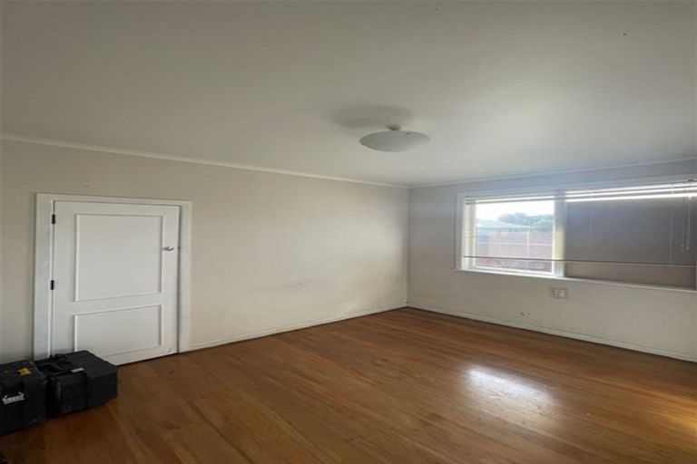 Photo of property in 19 Yeovil Road, Te Atatu Peninsula, Auckland, 0610