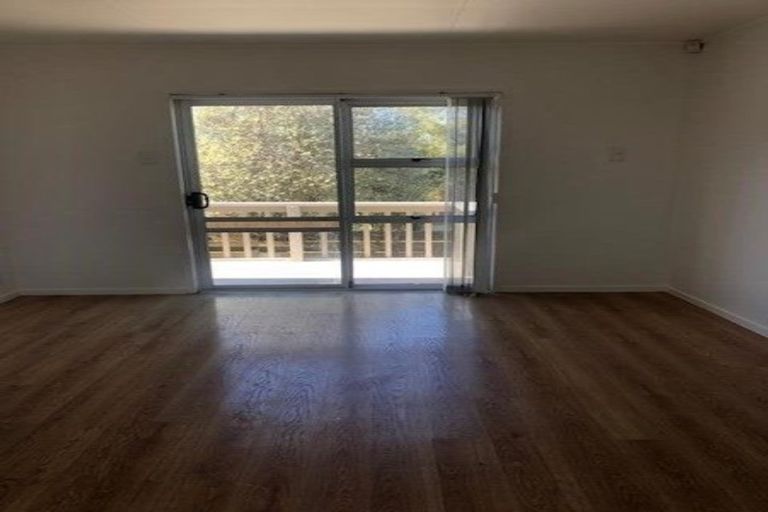 Photo of property in 1/84 Greenslade Crescent, Northcote, Auckland, 0627