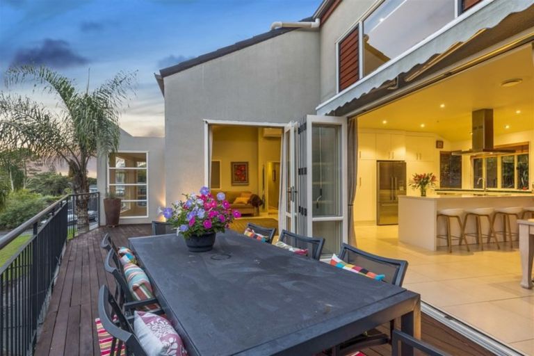 Photo of property in 56 Staincross Street, Green Bay, Auckland, 0604