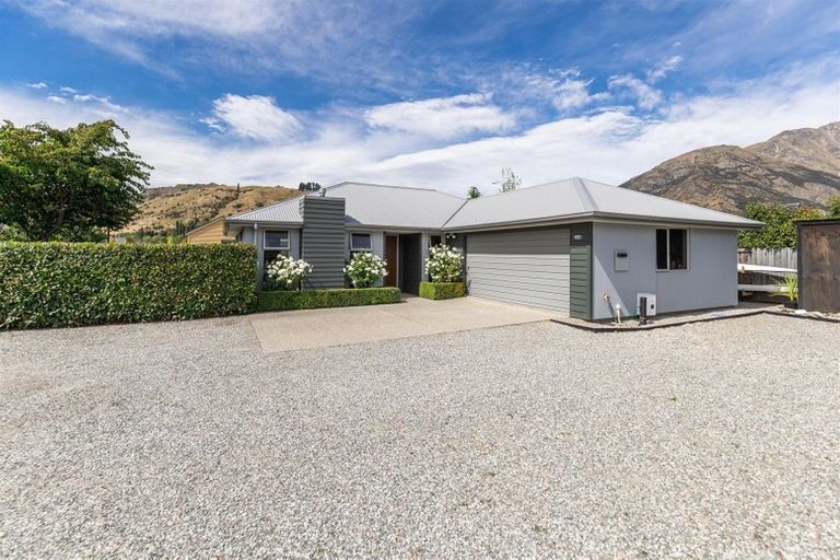 Photo of property in 11 Mystery Grove, Lake Hayes, Queenstown, 9304