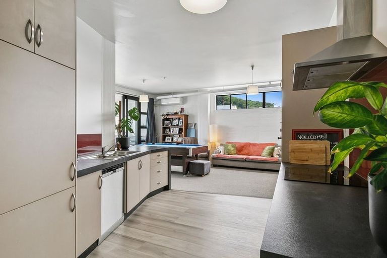 Photo of property in Endeavour Apartments, 18/125 Thorndon Quay, Pipitea, Wellington, 6011