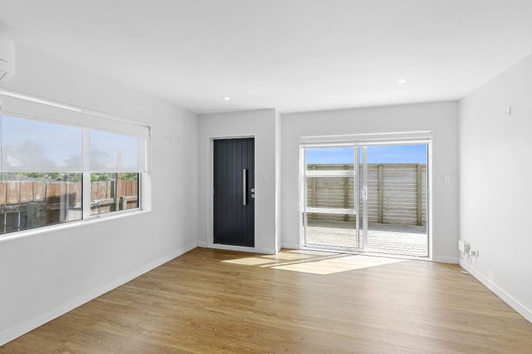 Photo of property in 5a Balmain Street, Newlands, Wellington, 6037