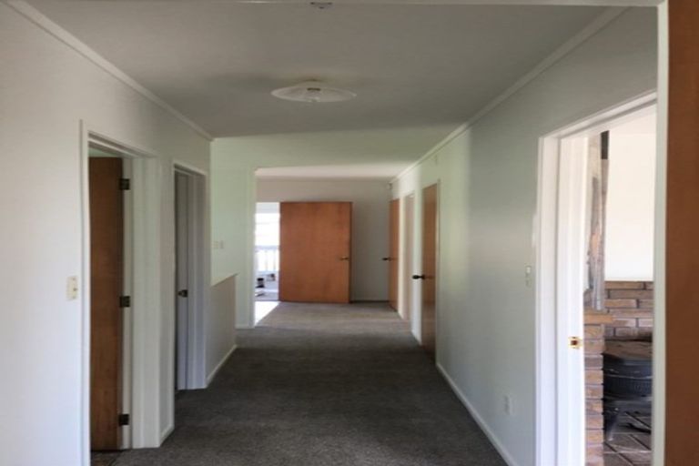 Photo of property in 303 Glenfield Road, Glenfield, Auckland, 0629