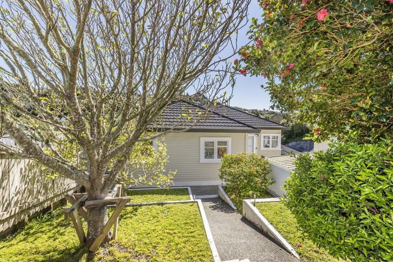 Photo of property in 15 Glanmire Road, Newlands, Wellington, 6037
