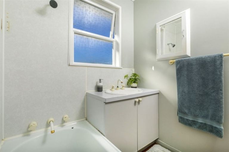 Photo of property in 84 Universal Drive, Henderson, Auckland, 0610