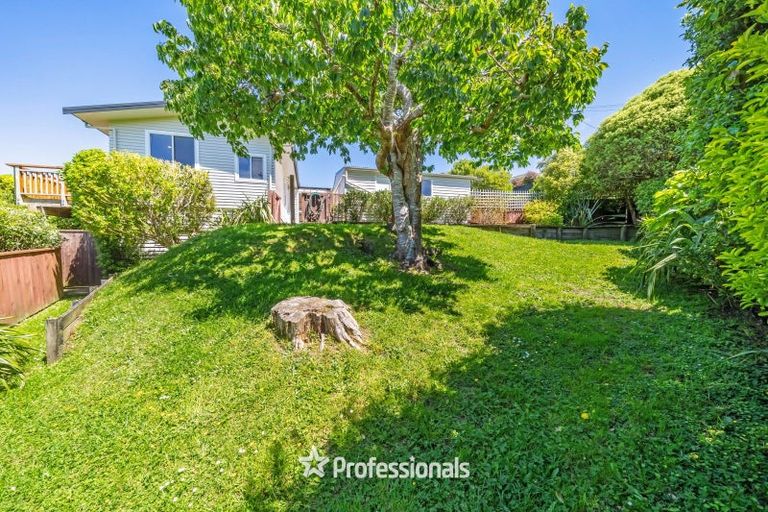 Photo of property in 127 Normandale Road, Normandale, Lower Hutt, 5010