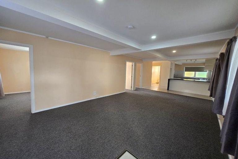 Photo of property in 241 Great North Road, Henderson, Auckland, 0612
