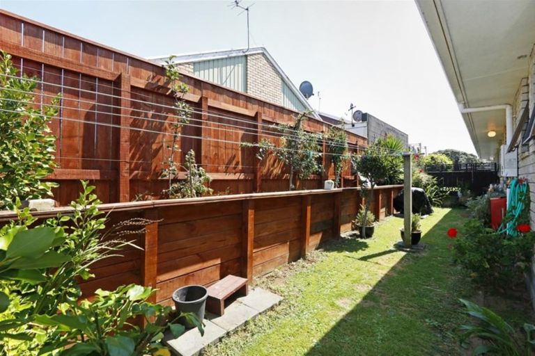 Photo of property in 8a Birdwood Avenue, Moturoa, New Plymouth, 4310