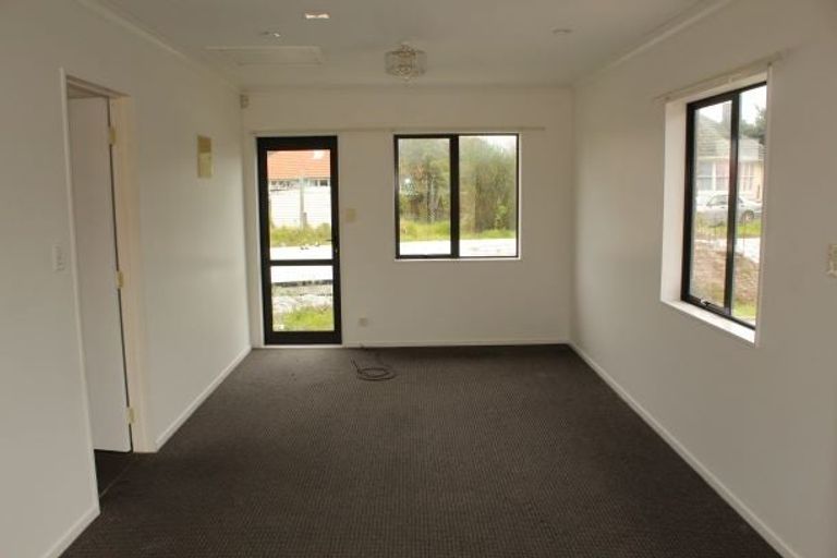 Photo of property in 10 Hill Crescent, New Lynn, Auckland, 0600