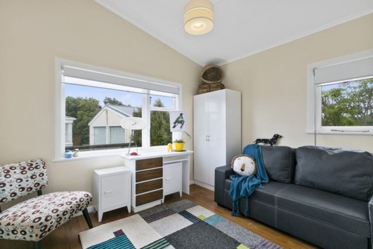 Photo of property in 54 Poto Road, Normandale, Lower Hutt, 5010