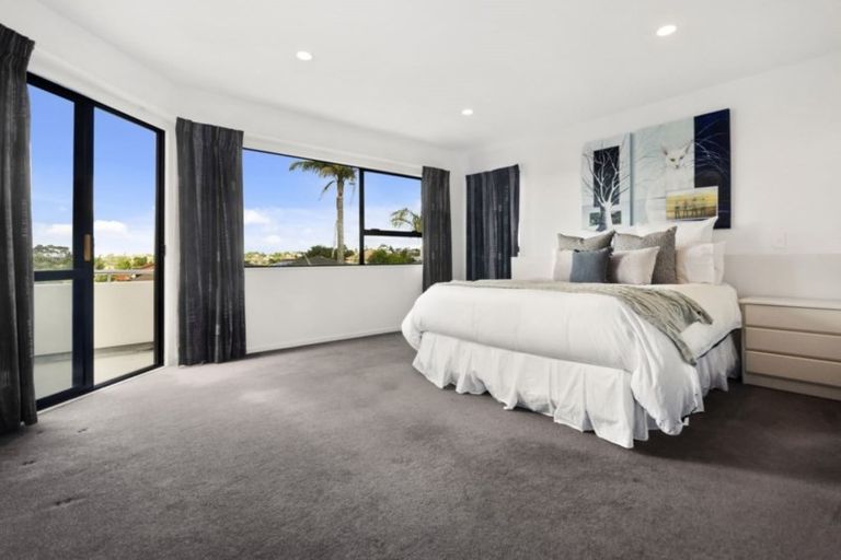 Photo of property in 18 Javelin Place, West Harbour, Auckland, 0618