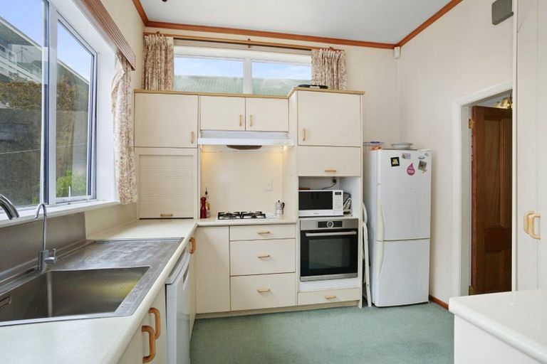 Photo of property in 9 Apuka Street, Brooklyn, Wellington, 6021